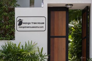 Indicador de Mango Tree House amb una adreça web.