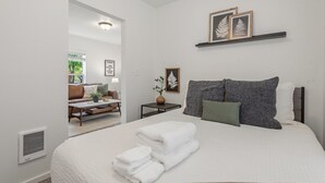 Schreibtisch, Bügeleisen/Bügelbrett, Reisekinderbett, WLAN