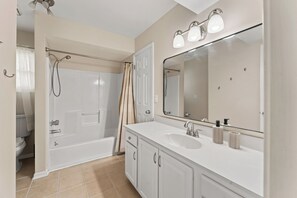 Hair dryer, towels, soap, toilet paper - Lake Hartwell Retreat Near Clemson (Anderson)