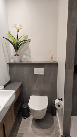 Haartrockner, Handtücher, Seife, Toilettenpapier