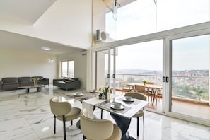 Leilighet – comfort, byutsikt | Spiseområde