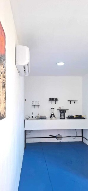 Departamento, balcón, junto a la playa | Cocina privada | Refrigerador, parrilla de estufa, licuadora y utensilios de cocina 
