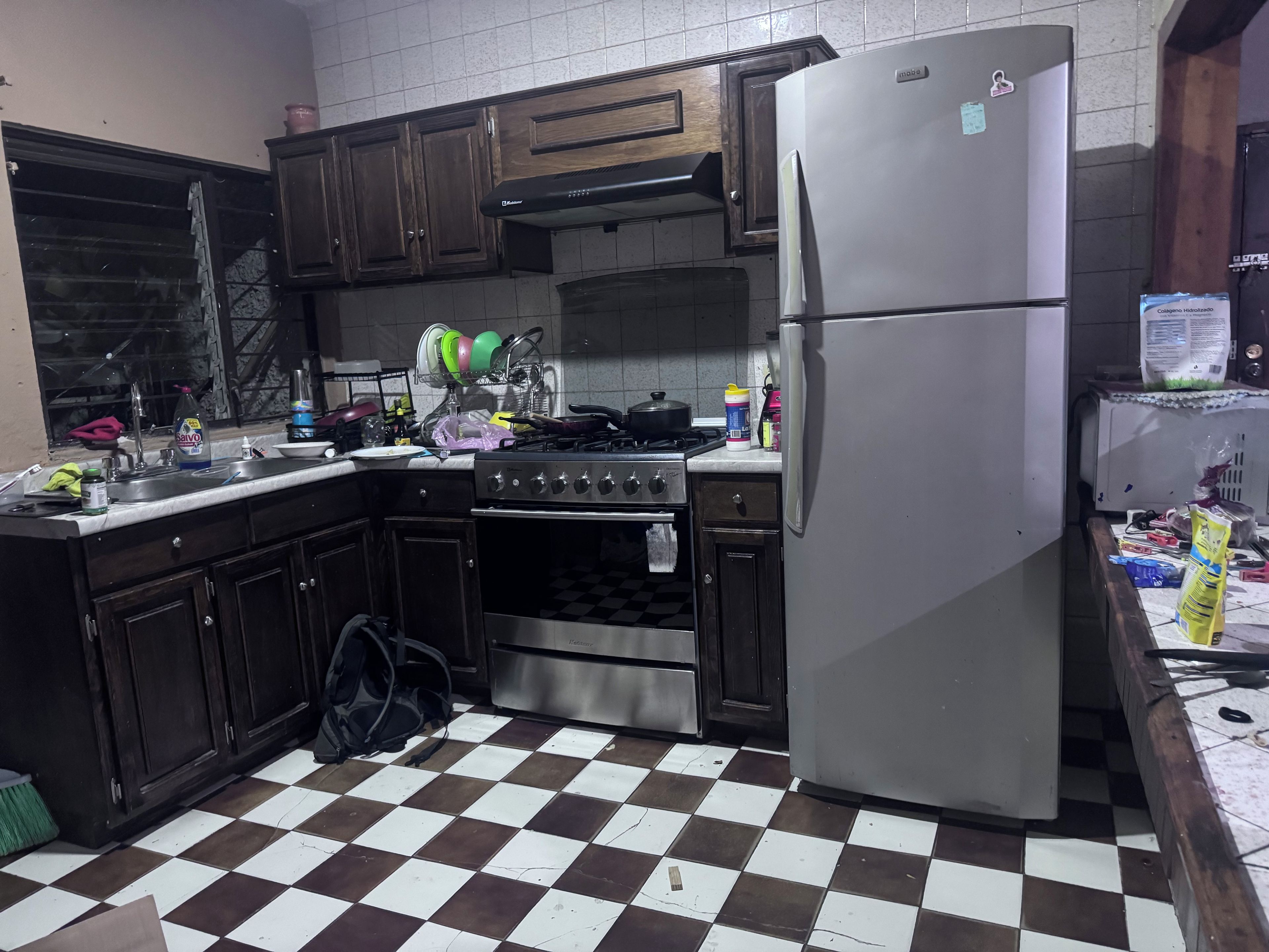 Una cocina equipada con refrigerador, estufa, horno y lavavajillas.