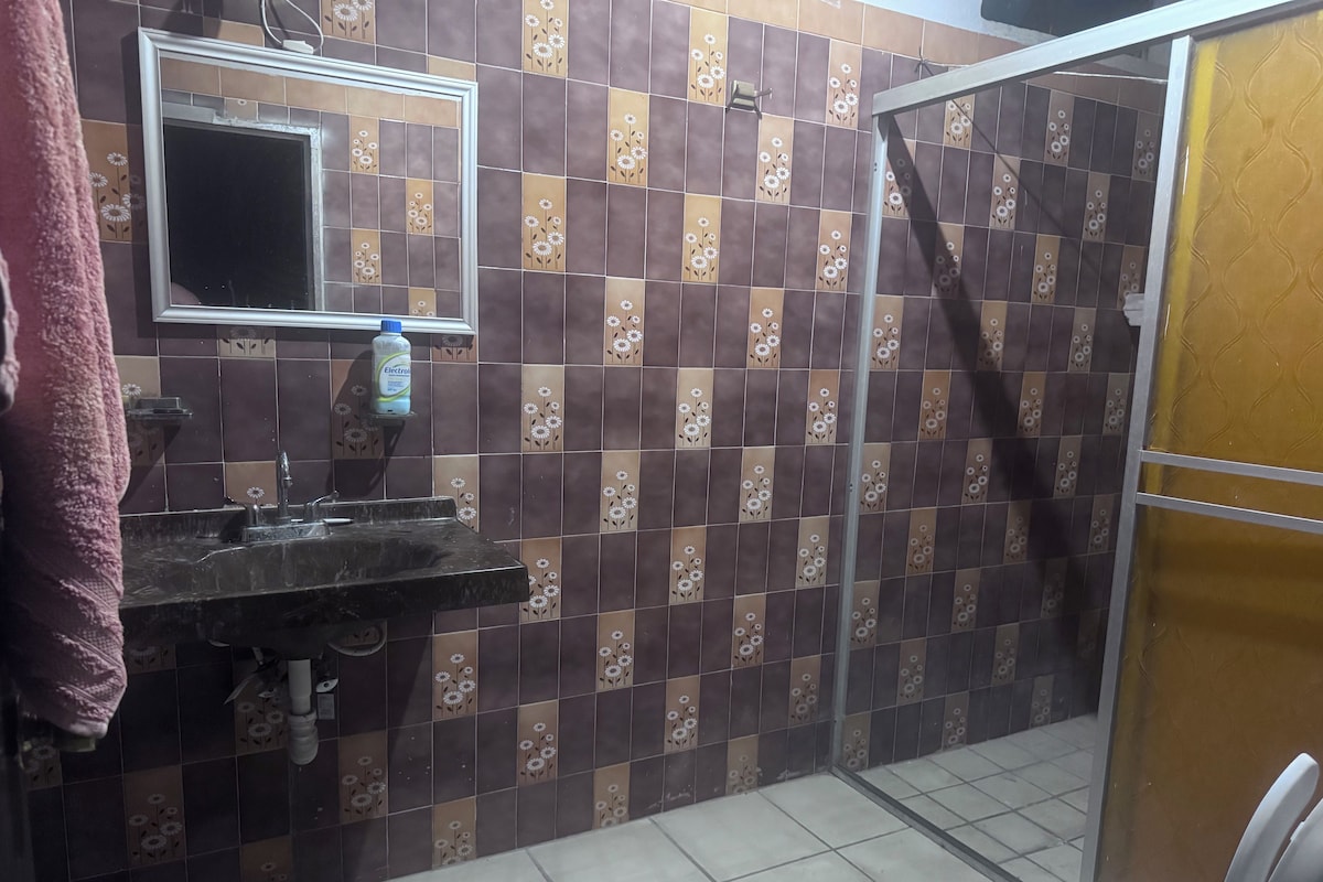 Căn hộ tiện nghi đơn giản, 2 giường cỡ queen | Phòng tắm | Đồ dùng nhà tắm miễn phí, khăn tắm, xà phòng, dầu gội 