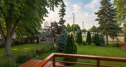 Upscale 3 Bedroom Modern Home: Brand-New Luxury Flooring & Extra Large Backyard