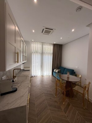 A modern interior with a kitchen, dining area, and living space. - La Casona de les Arts 2 - Oceanográfic (València)