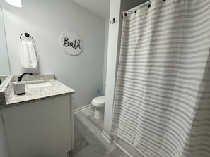 Sèche-cheveux, serviettes fournies, savon, papier toilette