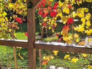 Een houten pergola met een rasterstructuur.