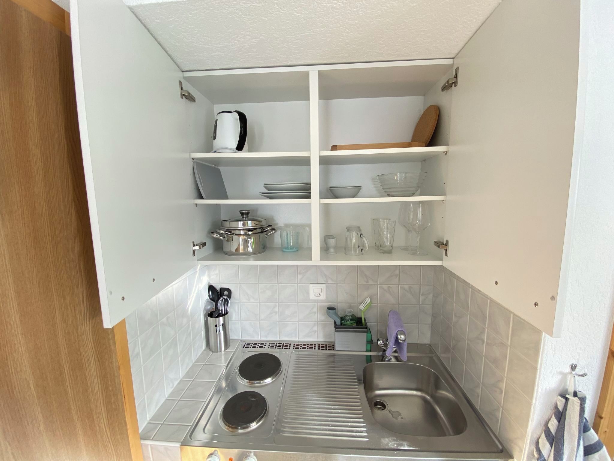 Fridge, cookware/dishes/utensils