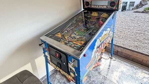 Eine Flippermaschine mit Roadshow-Motto, ausgestattet mit einem großen Display und mehreren Bedienelementen.