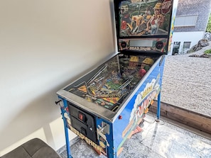 A pinball machine with a road show theme, featuring a large display and multiple control buttons. - Köbihaus am Sagibach by Interhome (Alpnach)