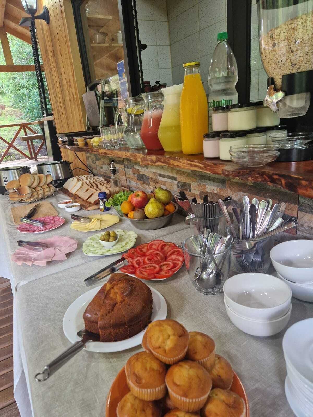 Uma mesa de buffet com diversos alimentos e bebidas.