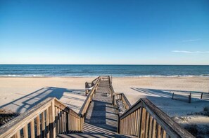 Beach - Beachfront Getaway w/ Panoramic Ocean Views, Spacious Living & Large Deck (Pawleys Island)