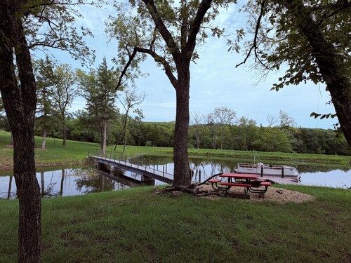 Prairie Land Retreat - Secluded Prairie Acreage minutes from K-State & Downtown