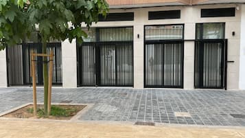 Un bâtiment au design moderne, avec un rez-de-chaussée carrelé et un étage supérieur en briques.