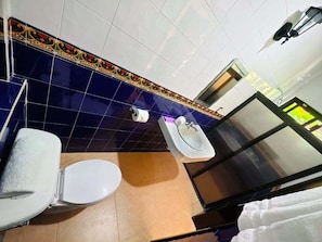 Basic Room | Bathroom | Shower, towels, soap, shampoo - Paseo del Llano Cabañas & Suites (Mahahual)