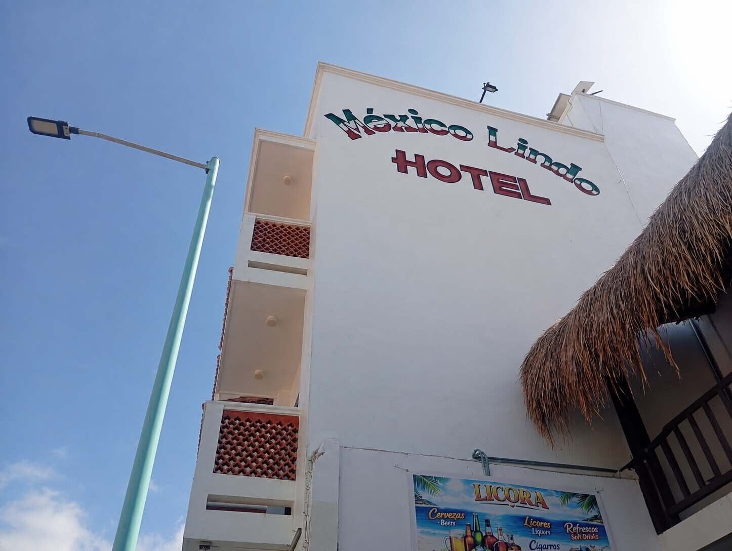 Un hotel llamado 'Mexico Limbo' con un cartel que indica que ofrece 'Cervezas Beers', 'Licores' y 'Cigars'.