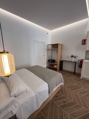 A bedroom with a bed, bedside table, wardrobe, and a hanging light fixture. - La Casona de les Arts 5 - Oceanográfic (València)