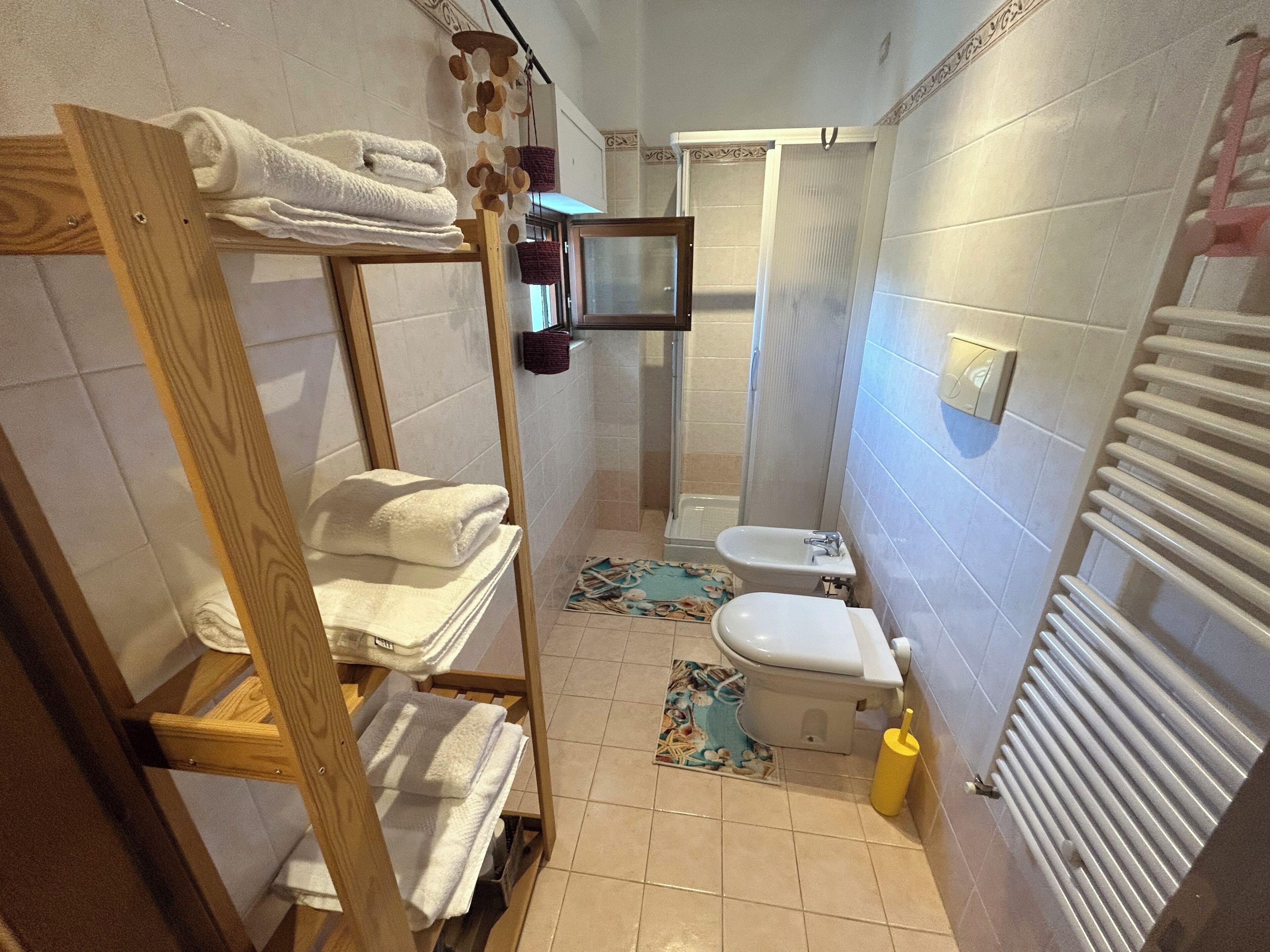 Haartrockner, Handtücher, Seife, Toilettenpapier