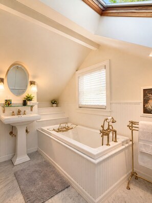Sèche-cheveux, bidet, serviettes fournies, savon