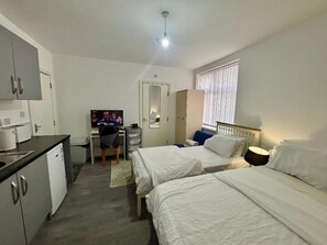 Free WiFi - Homes Rentals Studio Flat Sleeps 3 With Wifi (Dudley)