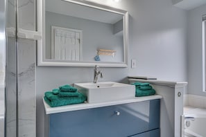 Haartrockner, Bidet, Handtücher, Seife