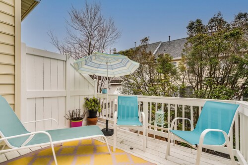 2-bedroom house in delightful Reston with cool AC breeze