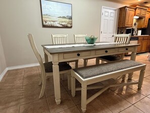 Dining - Spacious 5-bedroom house with AC -  Workers Welcome 10 Beds (Abilene)