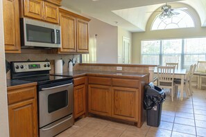 Private kitchen - Spacious 5-bedroom house with AC -  Workers Welcome 10 Beds (Abilene)