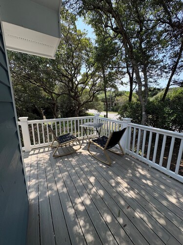 3 bed 3 bath cottage in EI, walking distance to beach access with outside shower