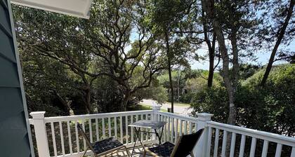 3 bed 3 bath cottage in EI, walking distance to beach access with outside shower