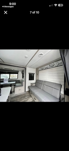 TV - Cozy 1-bedroom recreational vehicle in peaceful La Center. Sleeps 5. (La Center)