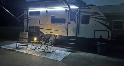 Cozy 1-bedroom recreational vehicle in peaceful La Center. Sleeps 5.