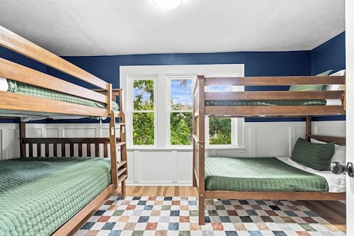 Spacious 4-bd house in Cleveland Heights, firepit, game room, theater room
