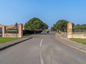A road leading to a gated entrance with a sign reading 'GOLF DE PORNO'. - Le Hameau du Golf by Interhome (Pornic)