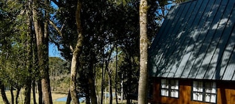Fully equipped chalet with fireplace and hot tub in Campo Alegre