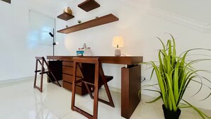 A modern office space with a desk, chairs, a lamp, and a potted plant. - Dúplex Premium - Piscinas, Jacuzzi & Sauna (Santa Cruz de la Sierra)