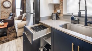 Una cucina moderna con forno integrato, lavello e tostapane.