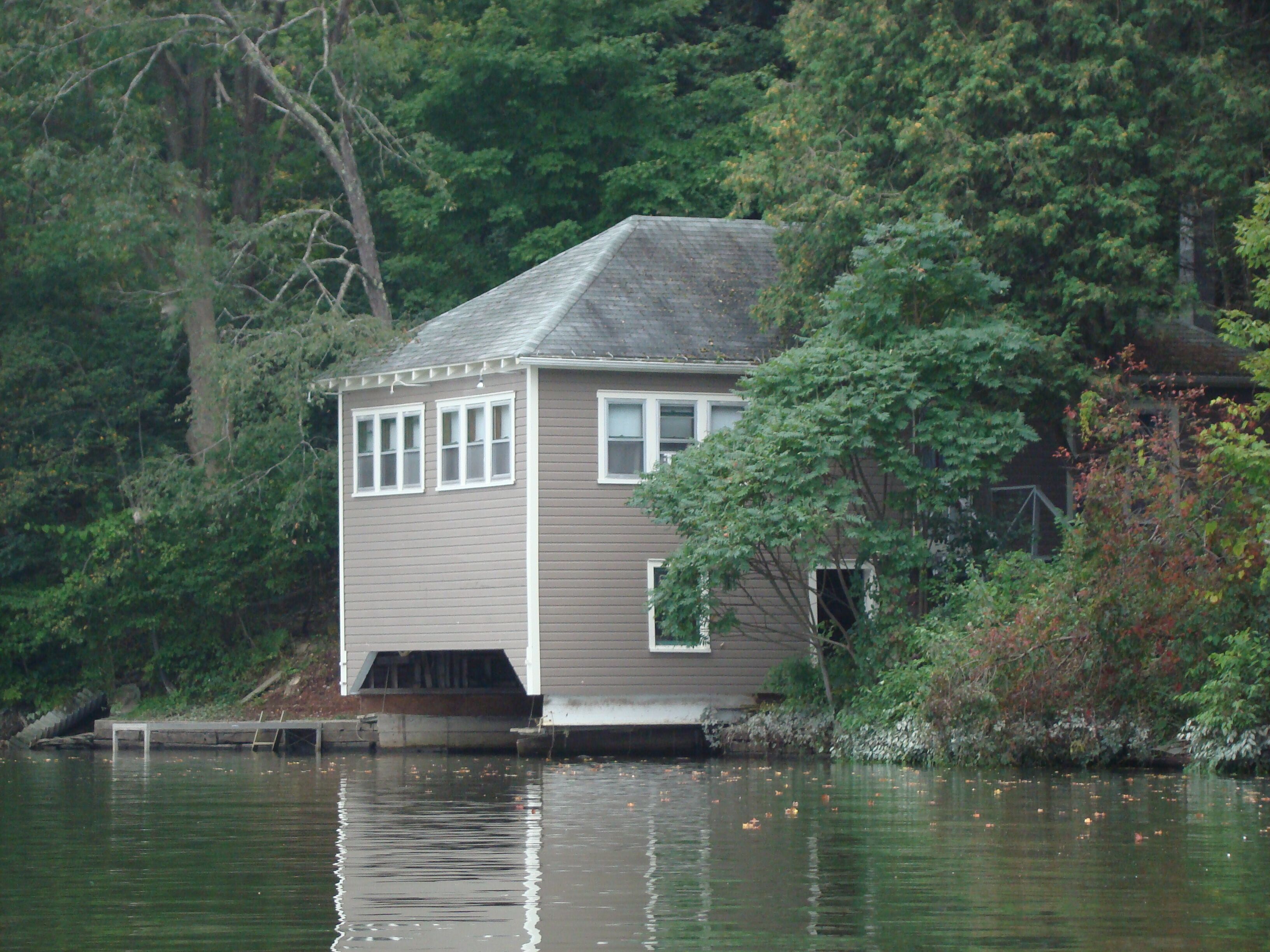 Una casa junto a un lago con un muelle.