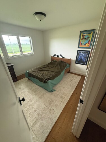 Clean, Cozy & Remodeled Getaway by Fairmont Lakes And cedar creek park.