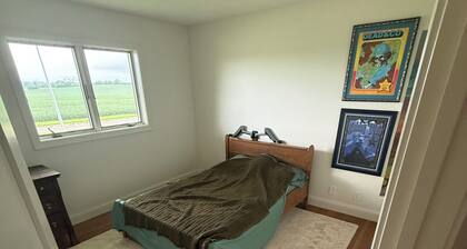 Clean, Cozy & Remodeled Getaway by Fairmont Lakes And cedar creek park.