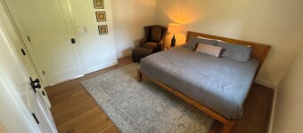 Clean, Cozy & Remodeled Getaway by Fairmont Lakes And cedar creek park.