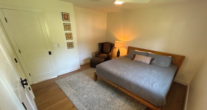 Clean, Cozy & Remodeled Getaway by Fairmont Lakes And cedar creek park.