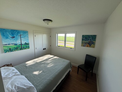 Clean, Cozy & Remodeled Getaway by Fairmont Lakes And cedar creek park.