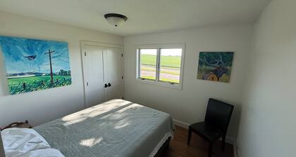 Clean, Cozy & Remodeled Getaway by Fairmont Lakes And cedar creek park.