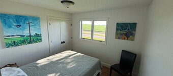Clean, Cozy & Remodeled Getaway by Fairmont Lakes And cedar creek park.