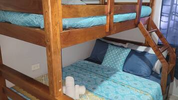 Een stapelbed met een onderbed en een matras met beddengoed met een patroon.