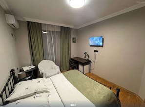Chambre Quadruple Familiale, balcon, vue ville | Bureau, Wi-Fi gratuit