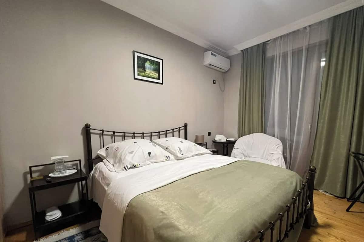 Chambre Quadruple Familiale, balcon, vue ville | Bureau, Wi-Fi gratuit