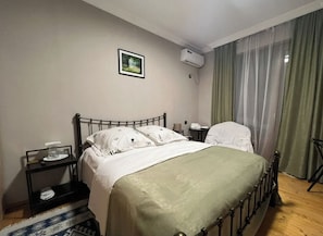 Chambre Quadruple Familiale, balcon, vue ville | Bureau, Wi-Fi gratuit